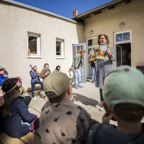 Antje Tillmann liest den Kindern beim Gisperslebener Frühlingserwachen etwas vor.