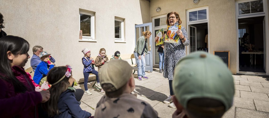 Antje Tillmann liest den Kindern beim Gisperslebener Frühlingserwachen etwas vor.