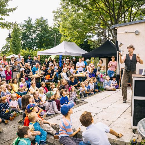 Bei schönem Herbstwetter lockte das Kinder- und Weinfest 2026 hunderte Besucher ans Gisperslebener Bürgerhaus. Unter dem Motto „Magie“ erwarteten die kleinen Gäste zahlreiche Mitmachaktionen und eine Zaubershow mit Jarimo Magie. Tombola, regionale Speisen und Wein von Winzer Joern rundeten das Angebot ab. Mit Musikbingo und DJ Kalkyl wurde anschließend bis in den späten Abend gefeiert.