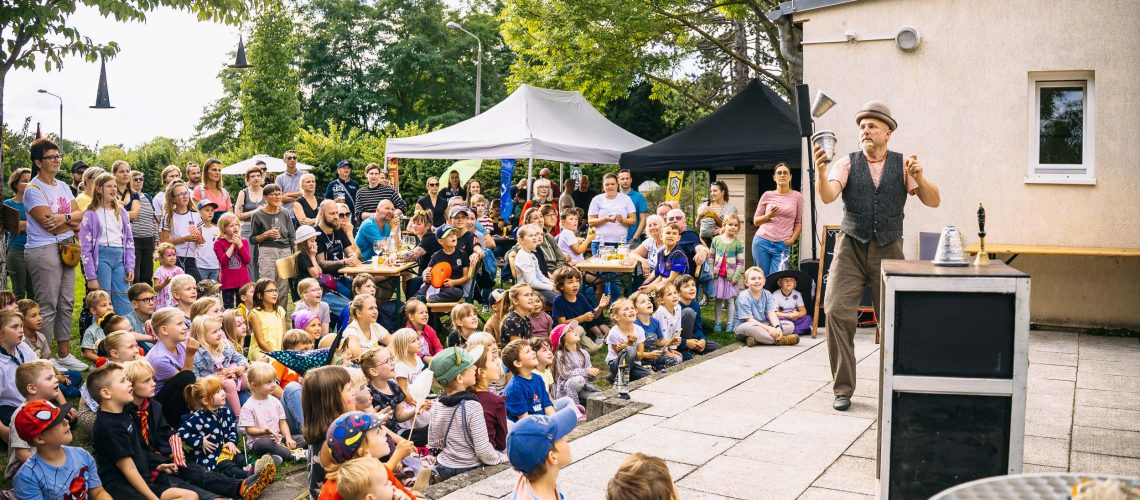 Bei schönem Herbstwetter lockte das Kinder- und Weinfest 2026 hunderte Besucher ans Gisperslebener Bürgerhaus. Unter dem Motto „Magie“ erwarteten die kleinen Gäste zahlreiche Mitmachaktionen und eine Zaubershow mit Jarimo Magie. Tombola, regionale Speisen und Wein von Winzer Joern rundeten das Angebot ab. Mit Musikbingo und DJ Kalkyl wurde anschließend bis in den späten Abend gefeiert.